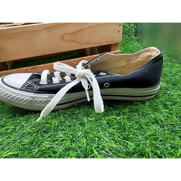 Converse-Chuck Taylor-Low Tops- Black/White- Size 5.5M main image 5